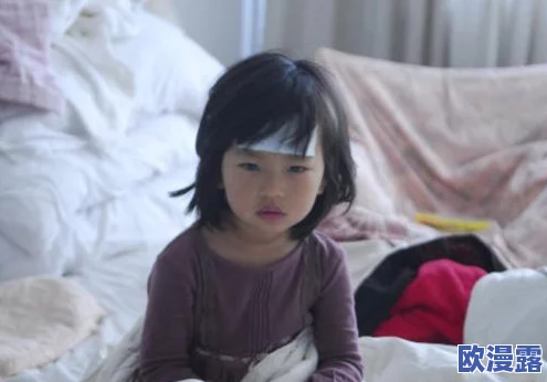 闺蜜和男朋友三个人吃饭尴尬，意外插曲引发的情感纠葛让气氛更加紧张，谁能打破沉默？