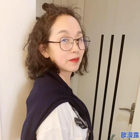 回姥姥家的路上和妈妈在后座,阳光透过树叶洒下温暖的光影,车窗外的风景如画般美丽动人 回姥姥家的路上和妈妈在后座,阳光透过树叶洒下温暖的光影,车窗外的风景如画般美丽动人
