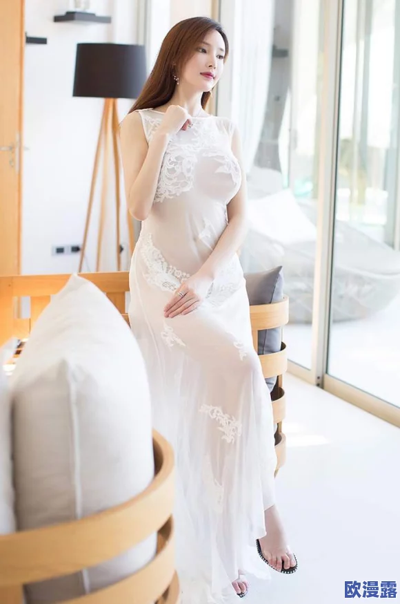 周妍希大胆丝不挂,展现自信魅力,引发网友热议与讨论,时尚界再掀波澜! 周妍希大胆丝不挂,展现自信魅力,引发网友热议与讨论,时尚界再掀波澜!
