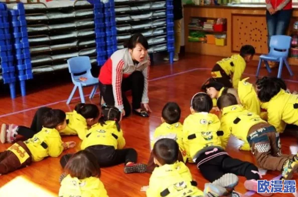 教室坐下汁水四溅h，学生们欢笑不断，课堂气氛活跃，互动游戏引发热烈反响！