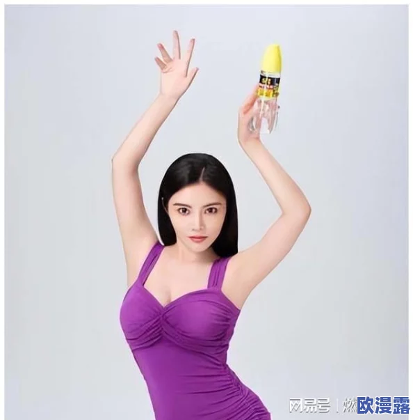 千仞雪穿比基尼，展现夏日风情与自信魅力，引发网友热议与点赞潮！