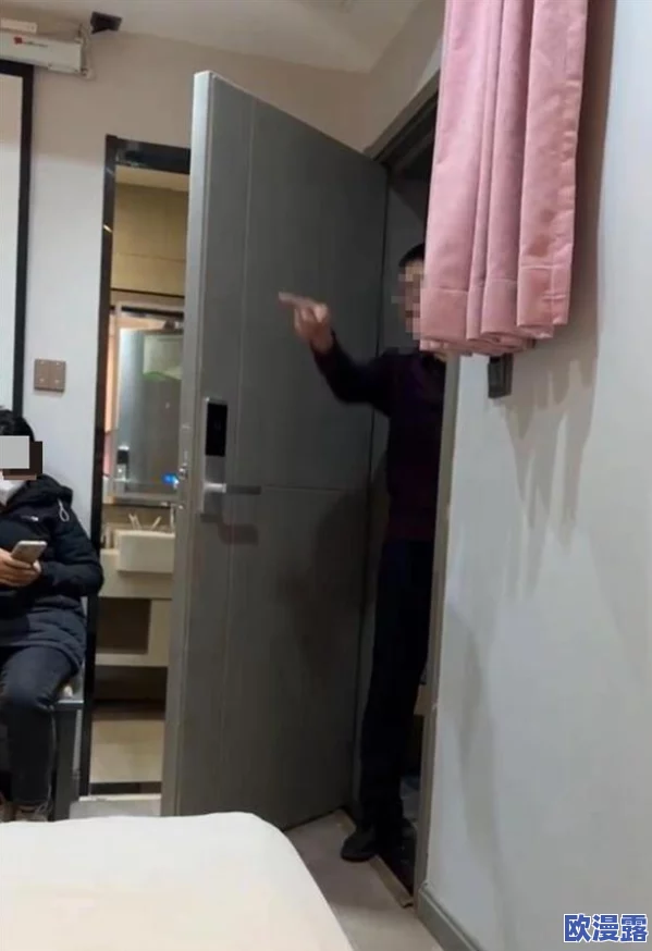 最新流出厕拍系列 海角社区小哥邻居封神之爽，网友热议视频背后的故事与影响，引发广泛关注与讨论