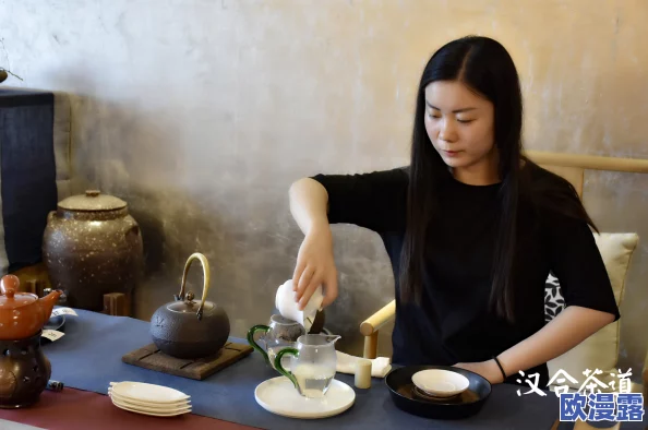 黑丝茶艺老师：在传统与现代交融中，展现独特魅力与优雅风范的茶道表演新体验