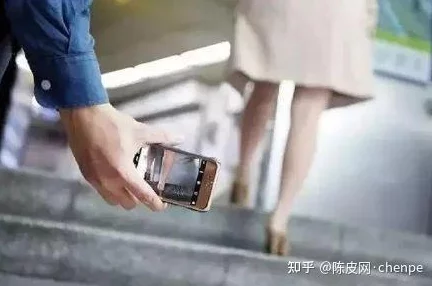 怡春院偷窥自拍：网友热议视频背后的故事与隐私权争议，引发社会对公共场所安全的广泛关注