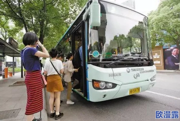 好湿 好紧 太爽了公交车p站：乘客意外目击惊人场面，现场气氛瞬间升温引发热议！