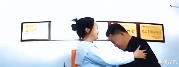 抱着娇妻被粗大陌生人玩3p视频，网友热议：这段视频引发了怎样的情感与道德讨论？