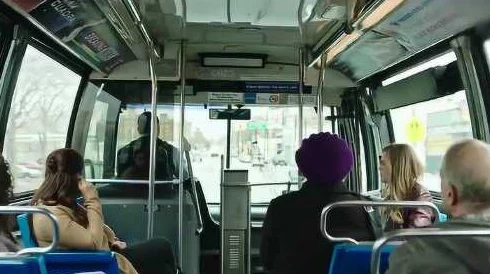 长途汽车和陌生人最后一排：惊险旅程中意外揭露的秘密，乘客们的命运交织在一起！