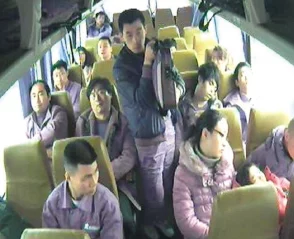长途汽车和陌生人最后一排：惊险旅程中意外揭露的秘密，乘客们的命运交织在一起！