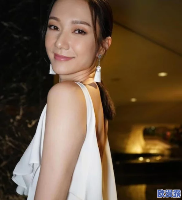 国产三点都露的电影女星最新动态：她们在新片中的大胆表现引发热议，网友纷纷讨论其艺术价值与社会影响