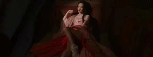 国产三点都露的电影女星最新动态：她们在新片中的大胆表现引发热议，网友纷纷讨论其艺术价值与社会影响