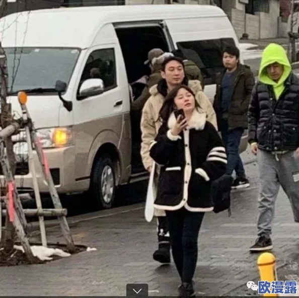 男生操女生免费视频：最新动态显示该视频在社交平台上引发热议，网友们纷纷发表看法，讨论内容涉及性别关系与社会观念