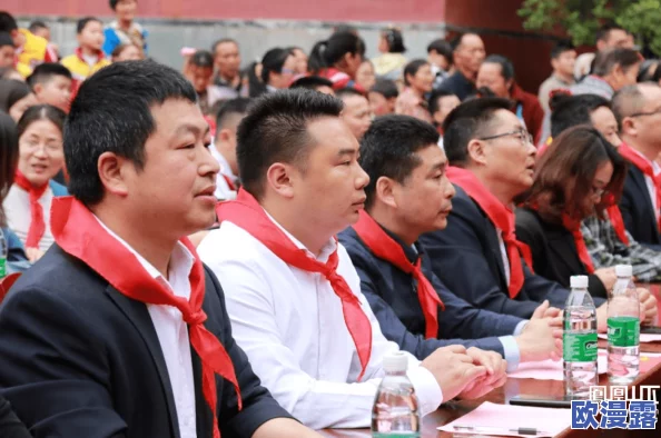 班里男生当全班 我扒衣服小说：校园生活中的青春悸动与成长故事，揭示友情与爱情的复杂交织