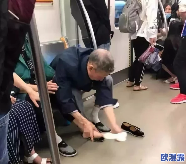 美女被尿口隐私视频免费引发热议，网友纷纷讨论其背后的社会问题与个人隐私保护的重要性