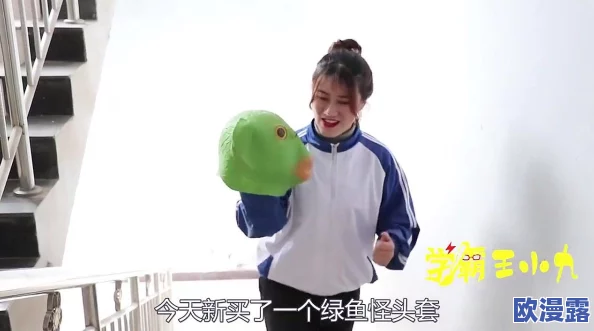 老师翘起屁股来再浪一点：近日，这位老师在课堂上展示了幽默风趣的一面，引发学生们的热烈讨论和欢笑