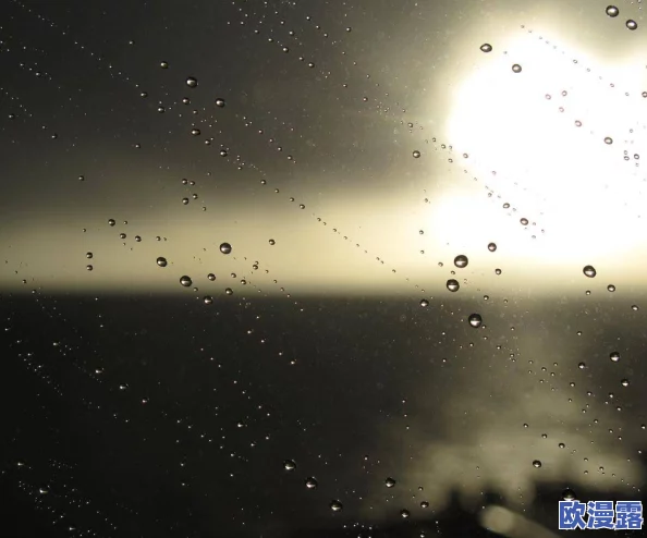 女人被男人爽到呻吟的动态：在这个充满激情的夜晚，她们的欢愉声响彻房间，仿佛诉说着无尽的爱与渴望