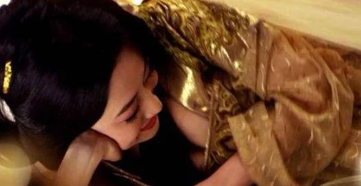 美女脱衣服在线观看：最新动态揭示了这一现象背后的社会心理和文化影响，引发广泛讨论与关注
