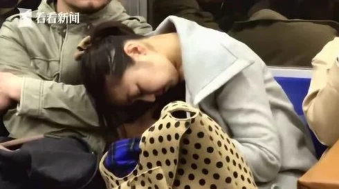 痴汉满员电车侵犯女子校生，警方已介入调查并呼吁加强公共交通安全措施以保护乘客权益