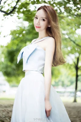 长腿校花在夜晚的无力呻吟与娇喘，揭开青春秘密的迷人瞬间