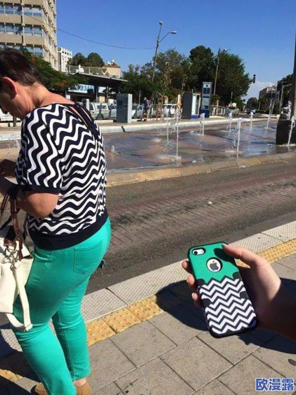 撒尿正面BBwBBWBBW：惊现街头奇观，路人目睹不可思议的瞬间引发热议！