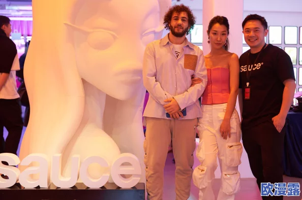 搓开美女衣服：近日，一段关于时尚与艺术结合的短视频在社交媒体上引发热议，吸引了众多网友关注