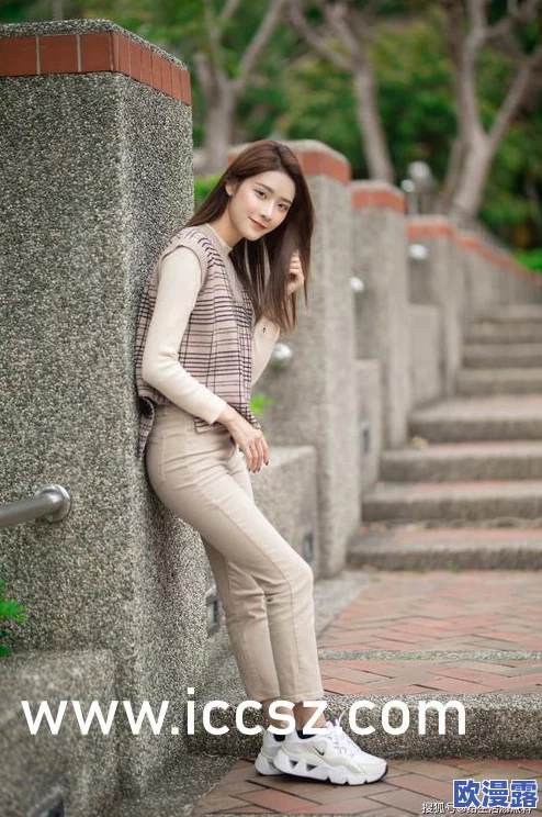 张开腿使劲桶白丝袜美女，近日在社交媒体上引发热议，众多网友纷纷评论其大胆表现与时尚风格