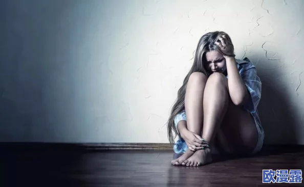 强行打开双腿灌满冰块，近日引发广泛关注，网友热议其背后的社会问题与心理健康影响