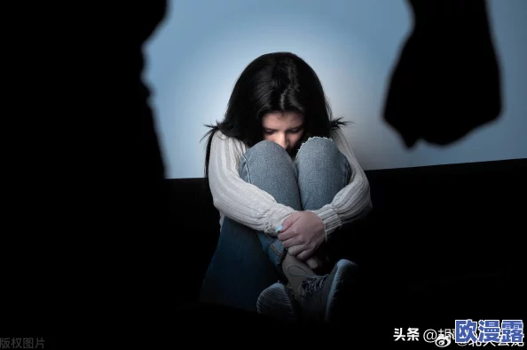 强行打开双腿灌满冰块，近日引发广泛关注，网友热议其背后的社会问题与心理健康影响
