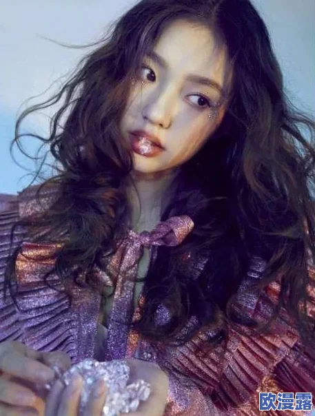 李嘉欣勇敢挑战自我，脱去精光展现真实自我的三级魅力之旅