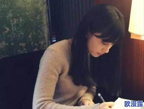 日本夏冰寒说：美女脱了内裤，现场引发围观，网友热议其大胆举动，纷纷发表看法，讨论背后的原因与影响