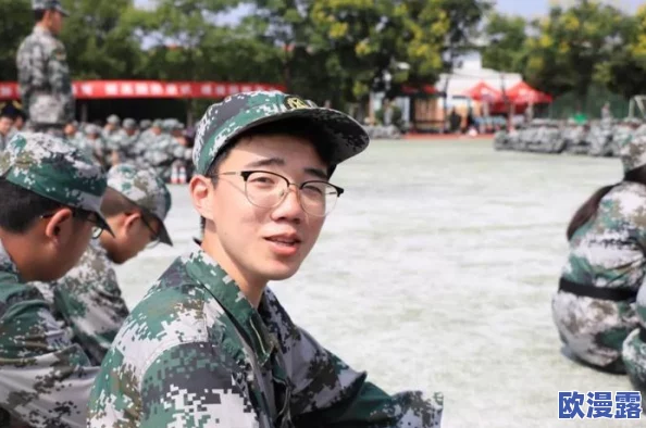 军训期间与教官之间的禁忌之恋：一场意外的激情碰撞与心灵交融