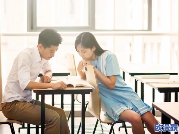 探索人际关系的复杂性：两位男性与一位女性之间的情感纠葛与互动视频解析