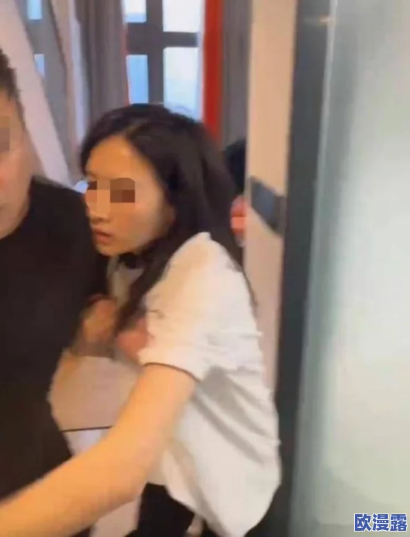 女人冒白浆视频引发热议,网友纷纷讨论其背后的社会现象与文化影响,相关话题持续升温 女人冒白浆视频引发热议,网友纷纷讨论其背后的社会现象与文化影响,相关话题持续升温