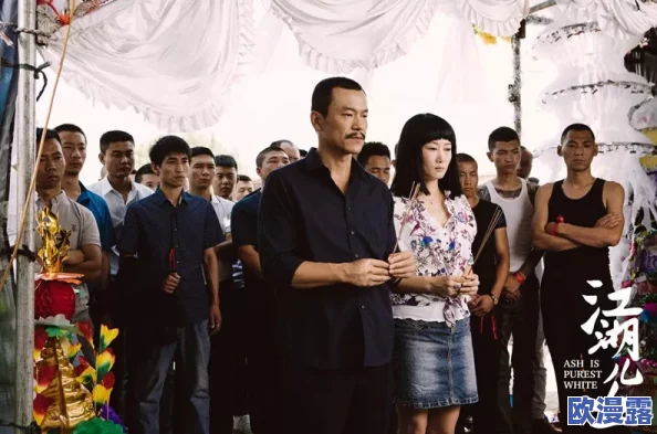 大炕上的暴伦：最新动态揭示了剧中角色之间复杂的情感纠葛与社会背景，观众反响热烈
