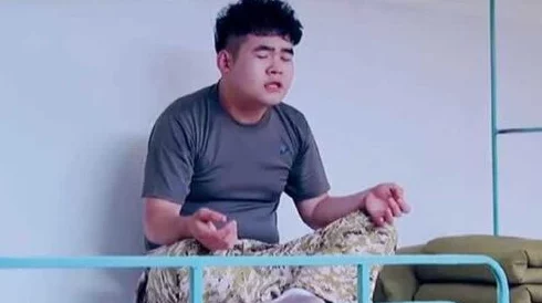 被教官按在寝室狂c到腿软，这种情节真是让人感到震惊，难以想象！