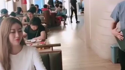 美女扒开尿口灌啤酒的视频，真是让人惊讶，这种行为太大胆了，不知道她的想法是什么