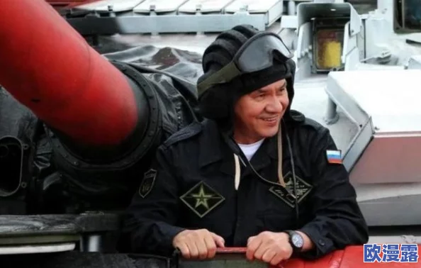 两男一女日起舒服，警方已介入调查，相关人员被带走协助审讯，事件引发社会广泛关注与讨论