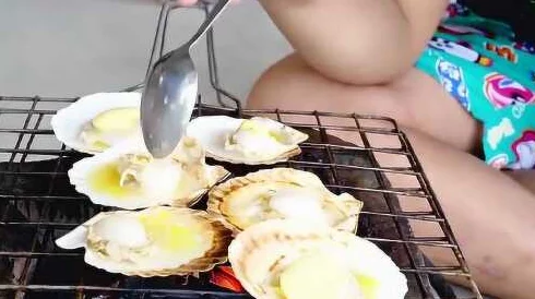 宝宝把腿分大点就可以吃到扇贝了，真是太可爱了，这样的画面让人忍俊不禁！