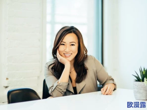 美女老师露胸传递自信与美丽的正能量鼓励学生勇敢追求梦想展现真实自我积极面对生活中的挑战 美女老师露胸传递自信与美丽的正能量鼓励学生勇敢追求梦想展现真实自我积极面对生活中的挑战